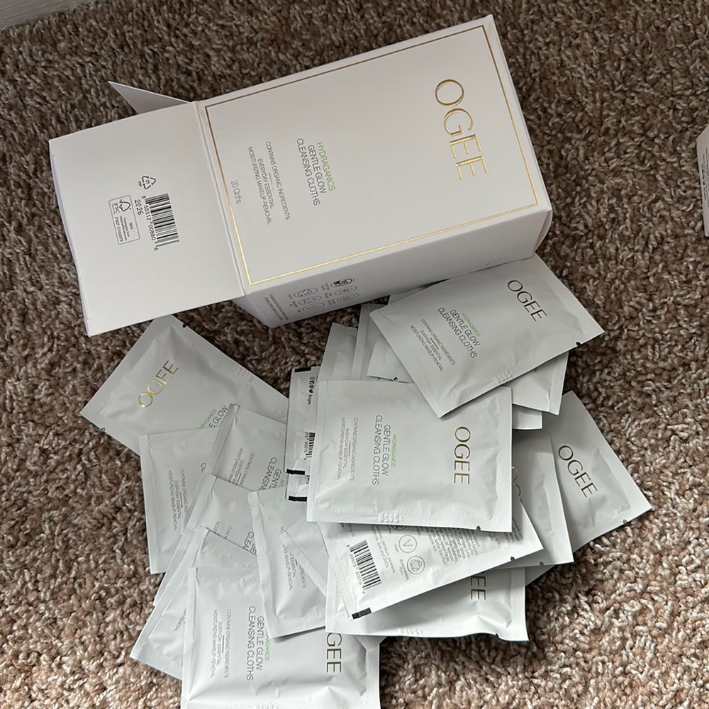 OGEE gentle glow cleansing cloths